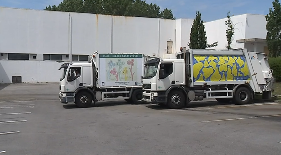 Carros do Lixo pintados na Maia II