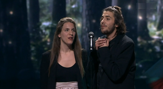 Salvador e Luísa Sobral cantam “Amar pelos Dois”