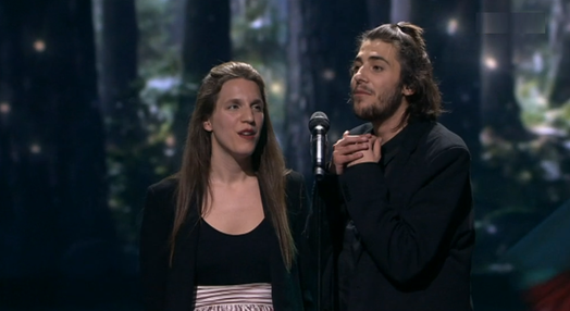 Salvador e Luísa Sobral cantam “Amar pelos Dois”