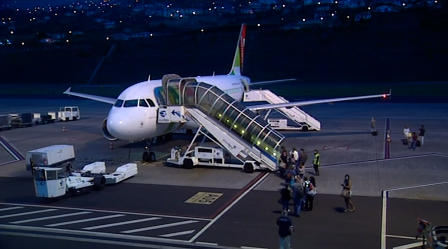 Crianças andam de avião pela primeira vez