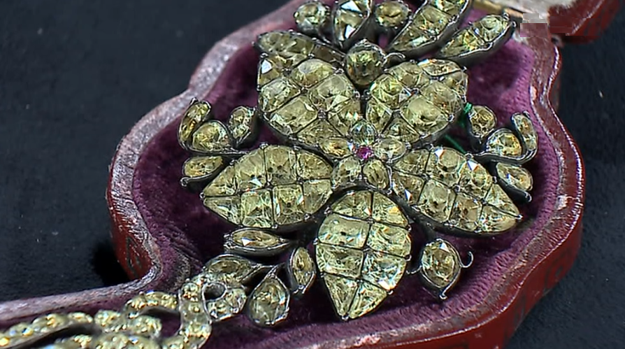 Exposição de joias na Casa-Museu Medeiros e Almeida