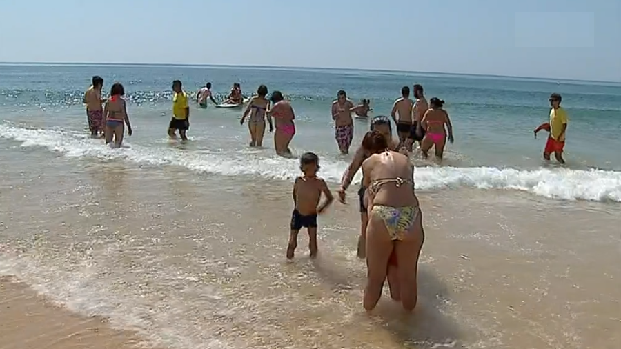 Associação Raríssimas leva crianças especiais à praia