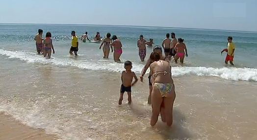 Associação Raríssimas leva crianças especiais à praia