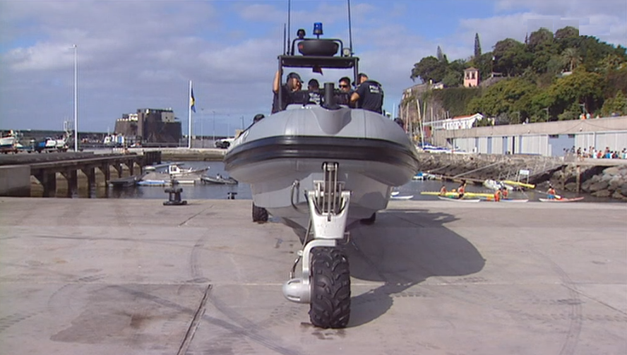 Polícia Marítima testa embarcação anfíbia