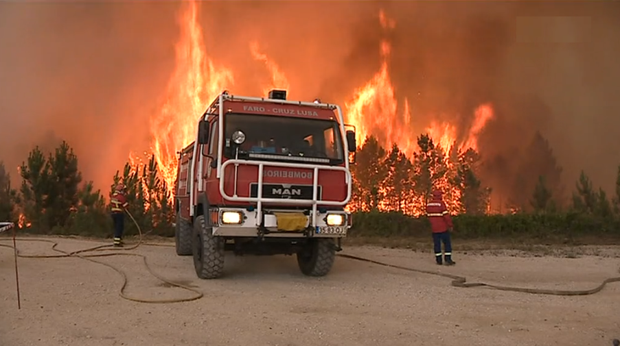 Comando de Góis rodeado pelas chamas