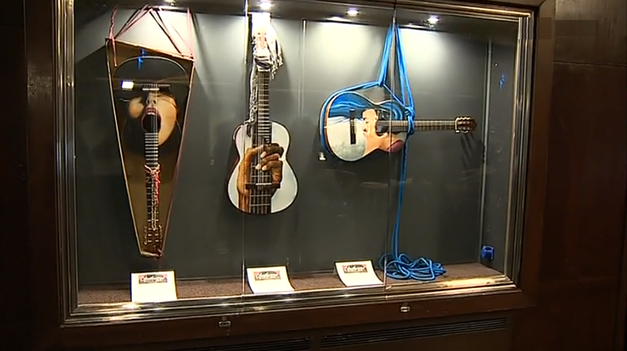 Exposição de guitarras no cinema São Jorge