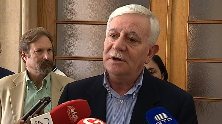 Negociações para regularização de trabalhadores precários