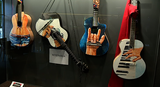 Exposição de guitarras pintadas