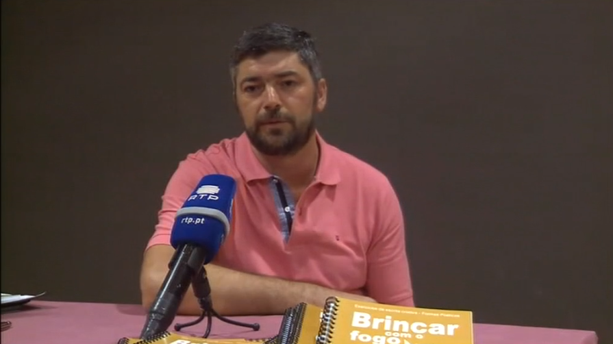 Livro “Brincar com o fogo” de Carlos Silva