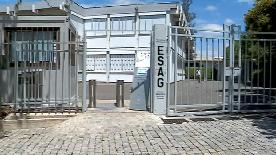 Degradação da Escola André de Gouveia em Évora
