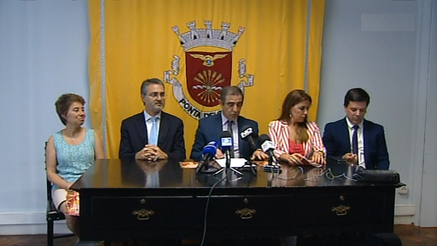 Apresentação das Festas do Espírito Santo em Ponta Delgada