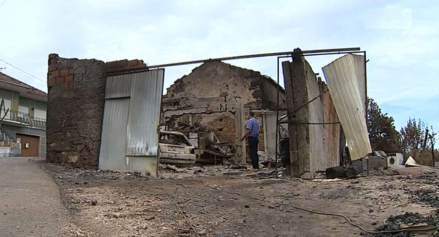 Sobreviventes dos incêndios não escondem desespero