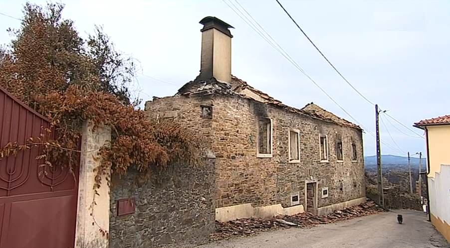 Rescaldo do incêndio florestal na aldeia de Várzeas