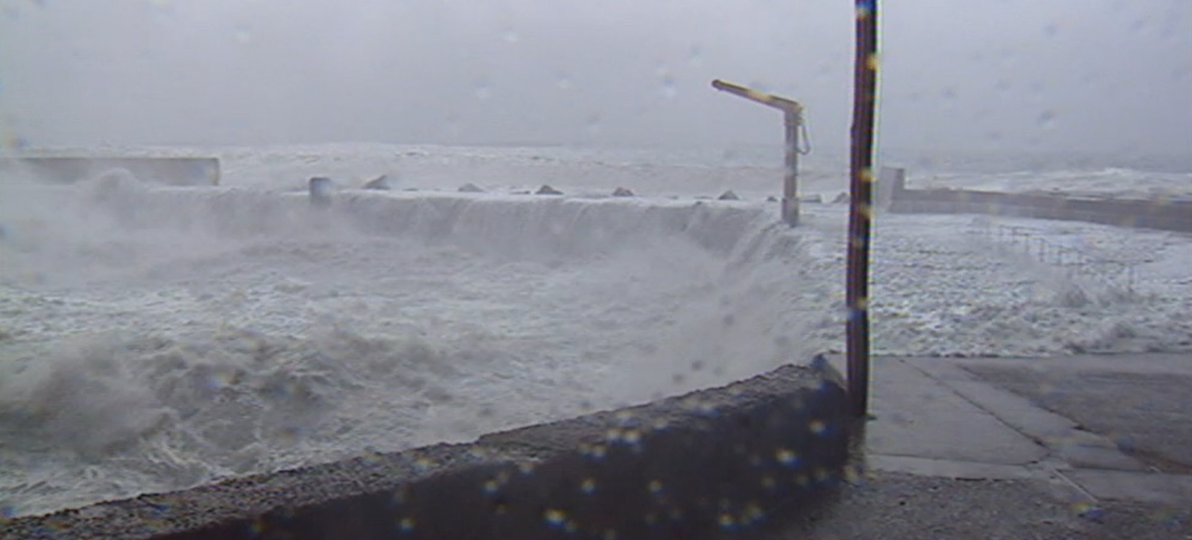 Remoção de embarcações no cais da Ribeira Brava