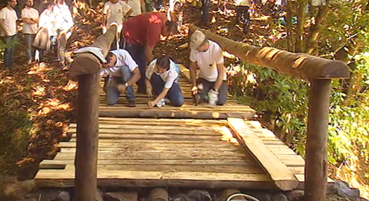 Voluntários reconstroem ponte o caminho real da Ribeira Funda