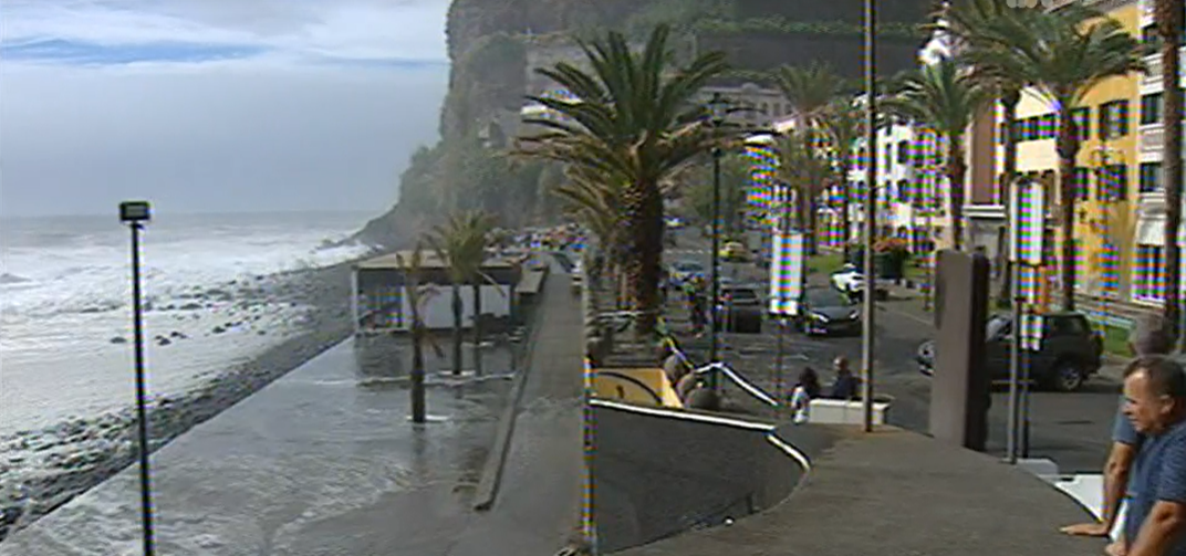 Agitação marítima e subida da maré na Ponta do Sol