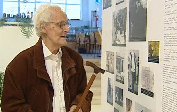 Mário Cesariny recebe o Grande Prémio de Artes Plásticas