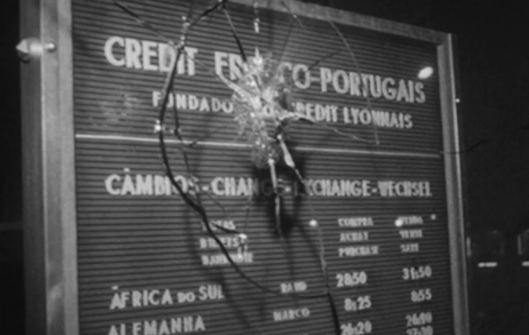 Montras de lojas, bancos e ministério destruídas