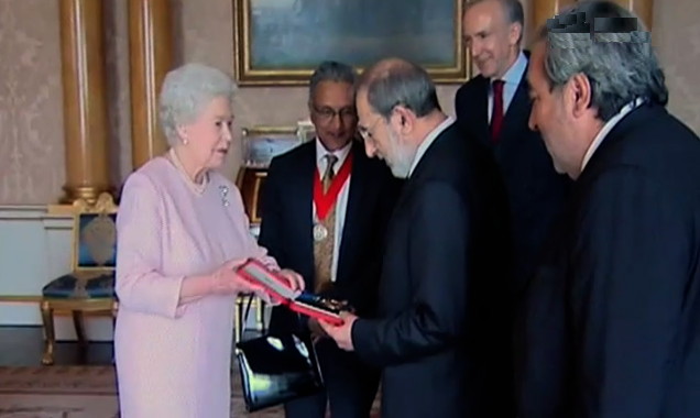 Rainha de Inglaterra condecora Siza Vieira