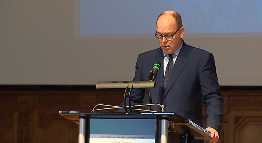 Campanha de combate à poluição nos oceanos