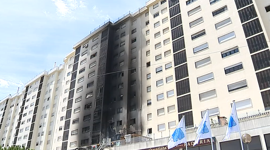 Incêndio em prédio em Sacavém