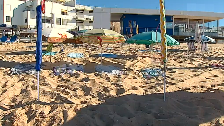 Banhistas reservam lugares na praia