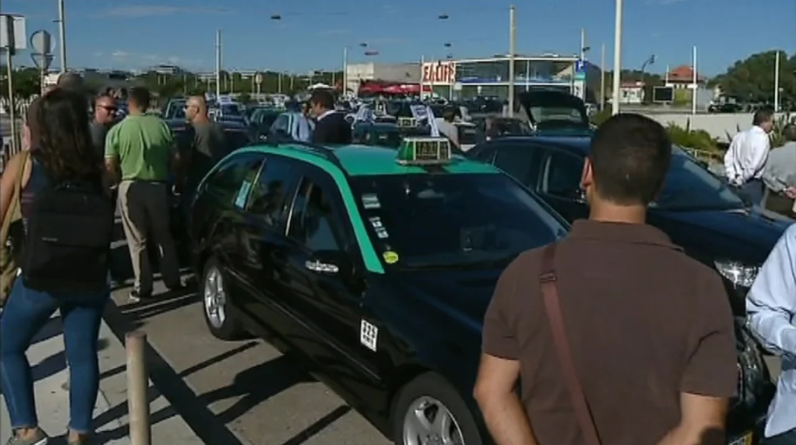 Preparativos para protesto dos taxistas