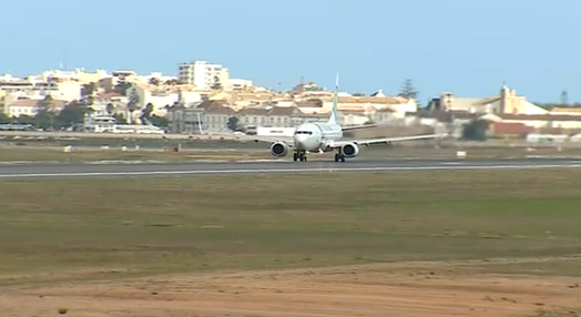 Avião aterra de emergência no Aeroporto de Faro