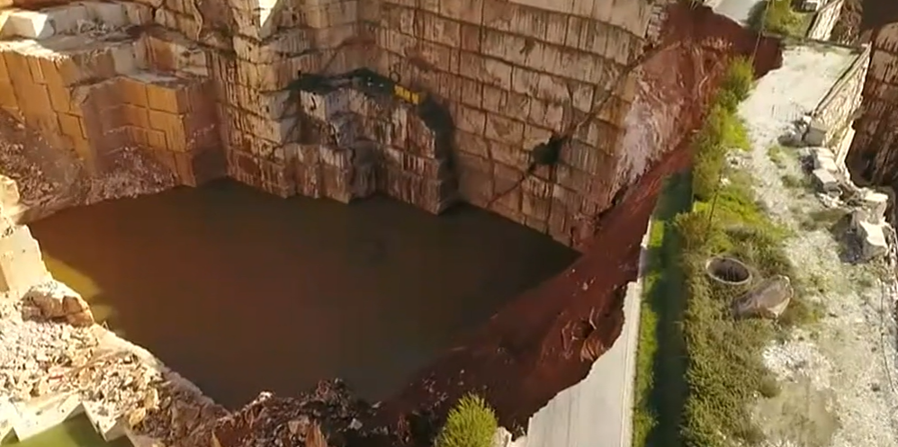 Aluimento de estrada nas pedreiras de Borba