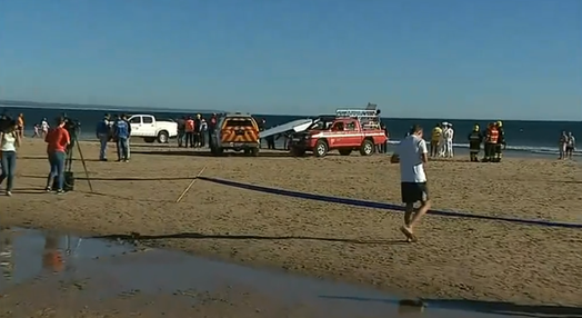 Avioneta aterra de emergência na praia de São João da Caparica
