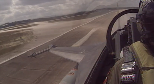 FAP escolta avião que aterra de emergência no aeroporto de Faro