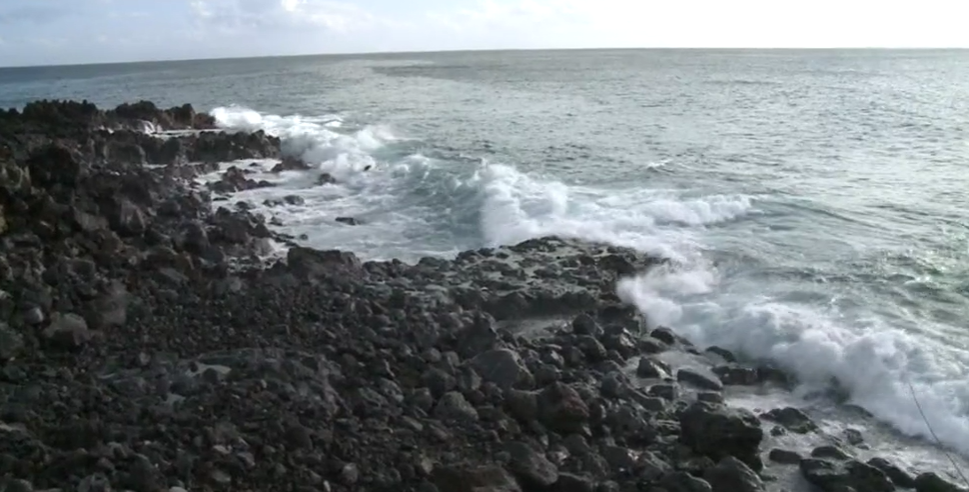 Estragos na orla costeira da Calheta