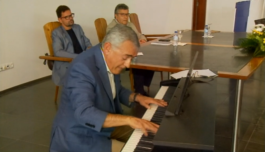 Livro sobre pianos nas festas do Festival “Ilha Branca”