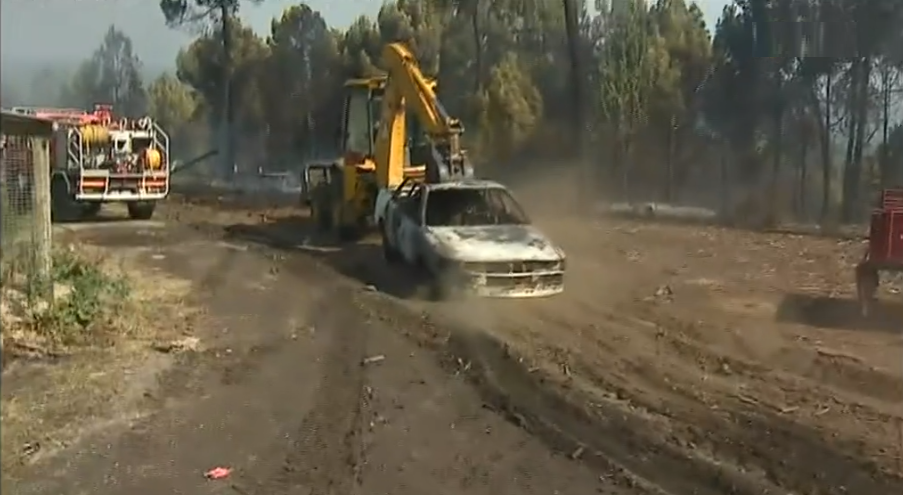 Incêndio florestal em Parada do Pinhão