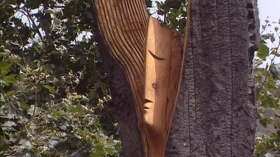 Escultura de madeira em homenagem às vitimas dos incêndios de 2016 no Funchal