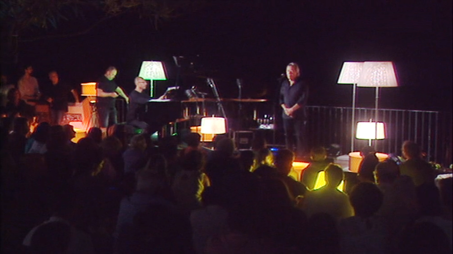 Sérgio Godinho cumpre minuto de silêncio