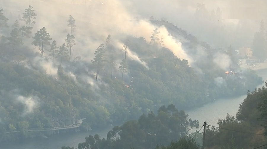 Evacuação de praia e aldeia