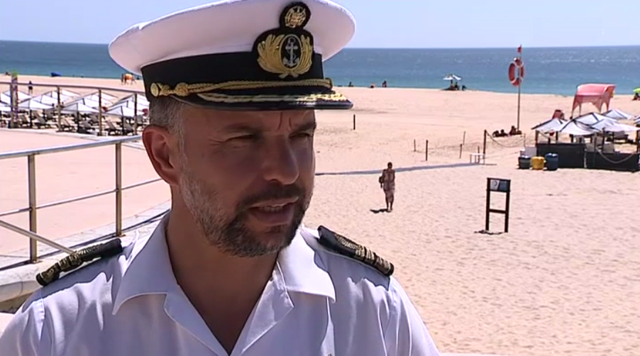 Praia de Carcavelos interdita a banhos