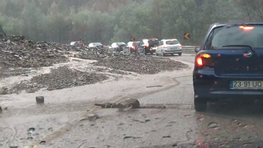 Mau tempo corta Estrada da Beira
