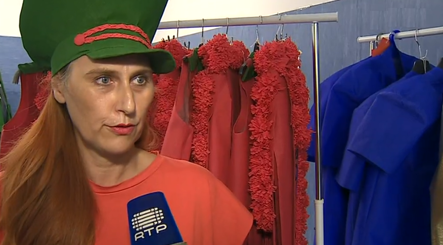 Preparativos para o cortejo de trajes de papel II