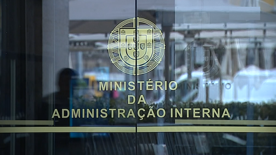 Polémica das viagens pagas a quadros do Estado