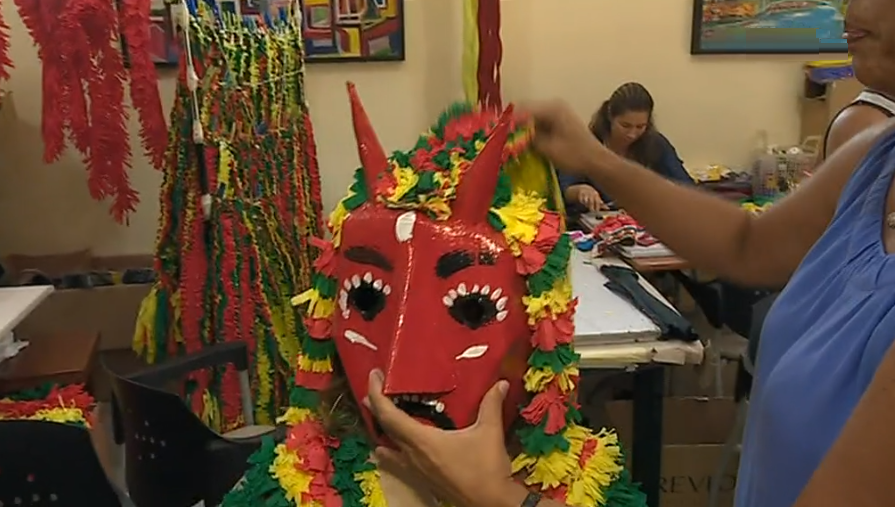 Preparativos para o cortejo de trajes de papel I