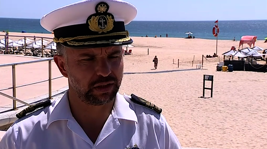 Interdição de banhos na praia de Carcavelos