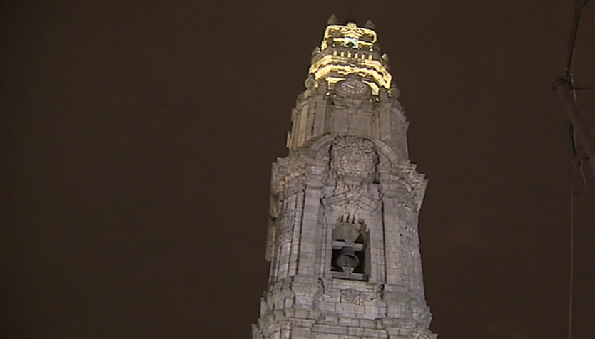 Torre dos Clérigos aberta à noite