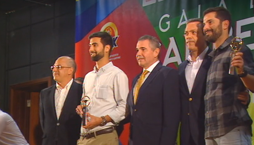 Filipe Pires recusa troféu na gala da FPAK