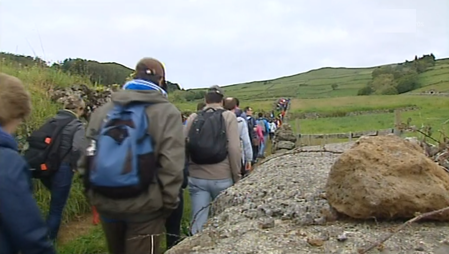 Excesso de turistas no Algar do Carvão