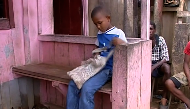 Criança aparece após oito meses perdida na selva