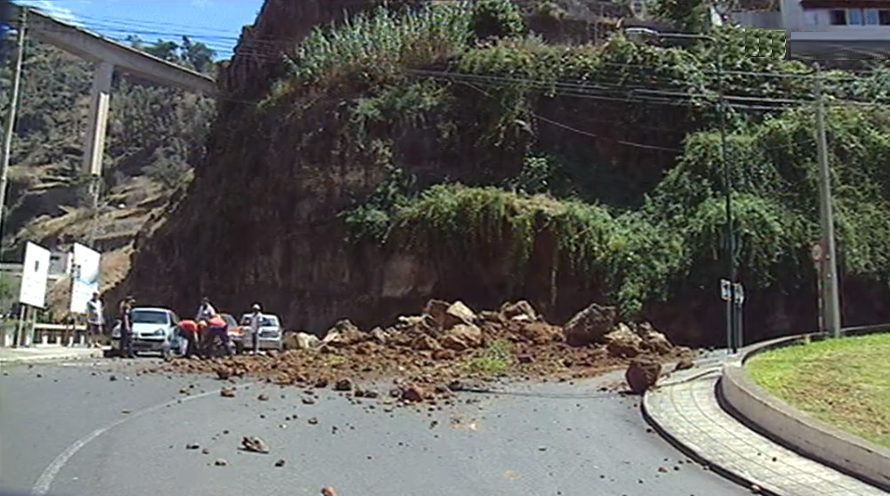 Derrocada junto à ribeira de João Gomes