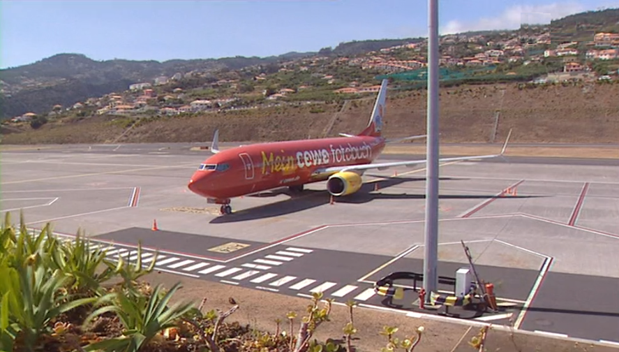 Avião sofre embate com ave na fuselagem