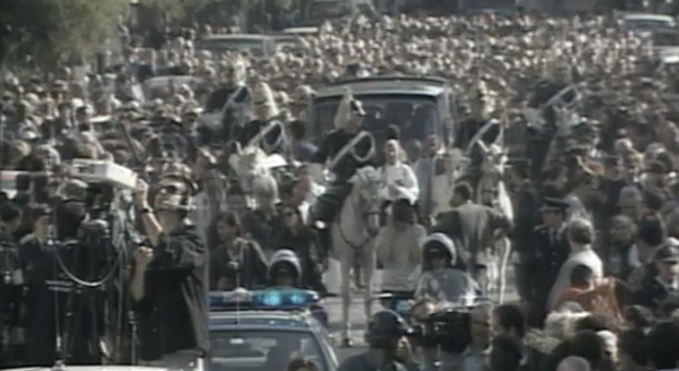 População acompanha cortejo fúnebre de Amália Rodrigues